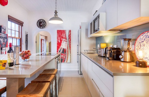 Cape Town City Centre Cottage | Backup-Powered Modern Art Decor Apartment in walking distance to V&A Waterfront