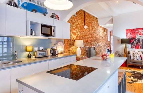 Cape Town City Centre Cottage | Backup-Powered Modern Art Decor Apartment in walking distance to V&A Waterfront