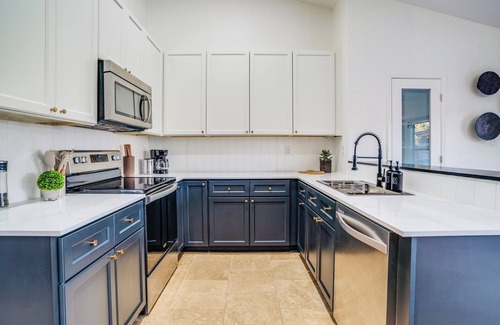 McKinney House | Backyard Bliss in McKinney – Fire Pit, Hot Tub & Lounge Area