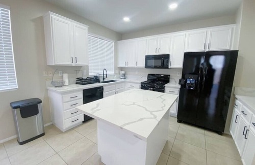 Moreno Valley House | ☀Backyard Canal Access☀ Kayak + 5 Bedroom Home!