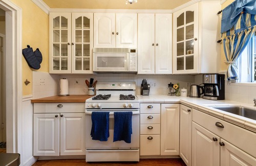 Bennett Valley House | Backyard Oasis, 3/1 Home w/Hot Tub & Central AC