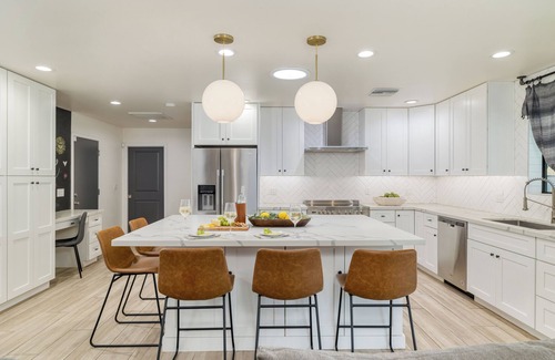 Raskin Estates Villa | Backyard Pool, PuttingGreen, Playground | Modern 5BDR | White Agate by AvantStay