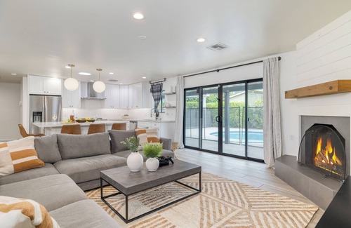 Raskin Estates Villa | Backyard Pool, PuttingGreen, Playground | Modern 5BDR | White Agate by AvantStay