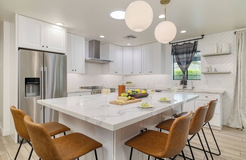 Raskin Estates Villa | Backyard Pool, PuttingGreen, Playground | Modern 5BDR | White Agate by AvantStay