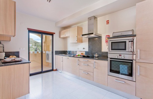 Praia da Luz Apartment | Baia Da Luz Spacious 3 Bed Apartment: Beach 5 Mins