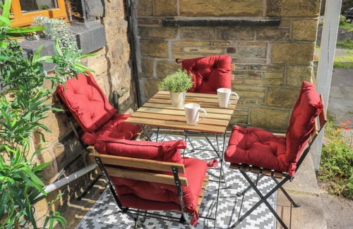 Dobcross House | BAILEY COTTAGE, pet friendly, with open fire in Greenfield