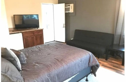 Yuma House | Bailey House BUNGALOW at Martinez Lake Resort!
