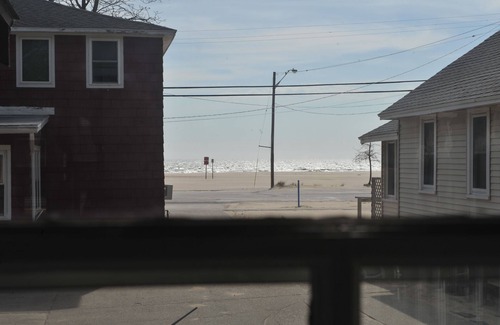 Bluffton Cottage | Bailey Sands: Adorable Vintage Beach Cottage, steps from Lake Michigan beach
