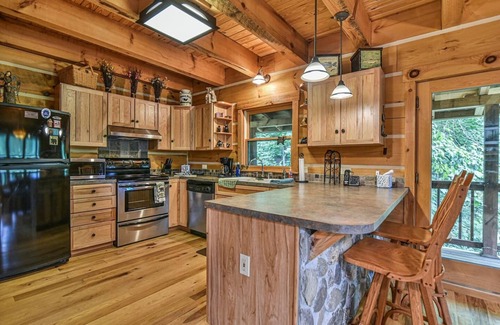Old Fort Cabin | 'Bair' Necessities relaxing Cabin with Fire Pit