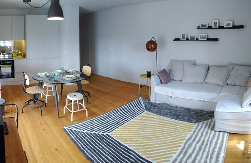 Misericordia Apartment | BAIRRO BICA- Apartment by the river - Air Conditioning/Elevator- Up to 3 pax+baby