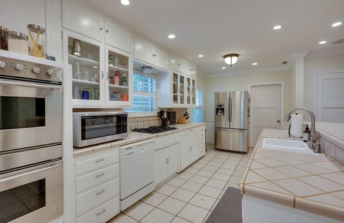 Bakersfield Cottage | Bakersfield Oasis: Sweet Tropical Pool Setup!