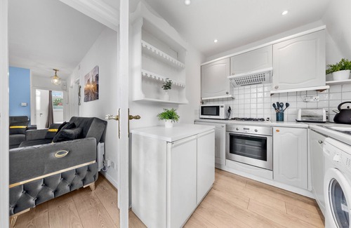 Kensington Apartment | Balcony 2BR Luxury Top Floor Escape Kensington