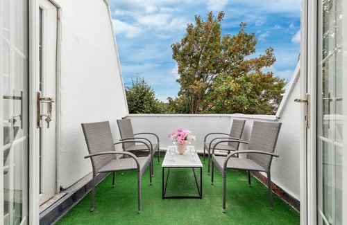 Kensington Apartment | Balcony 2BR Luxury Top Floor Escape Kensington