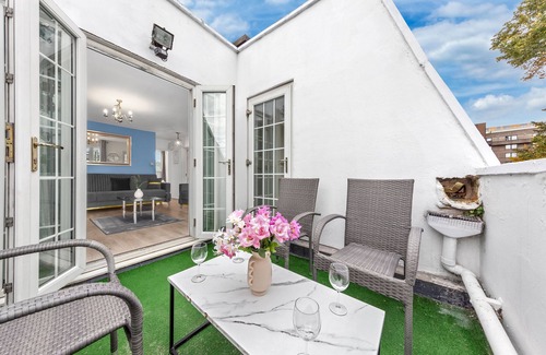 Kensington Apartment | Balcony 2BR Luxury Top Floor Escape Kensington
