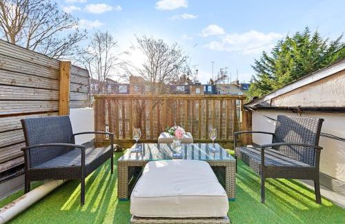 West Kensington Apartment | Balcony Blue Theme 1 Bedroom Central London Luxury Flat Near Hyde Park! Accommodates up to 6! Double Sofa Bed and Next to Station!