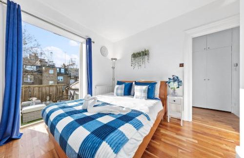 West Kensington Apartment | Balcony Blue Theme 1 Bedroom Central London Luxury Flat Near Hyde Park! Accommodates up to 6! Double Sofa Bed and Next to Station!