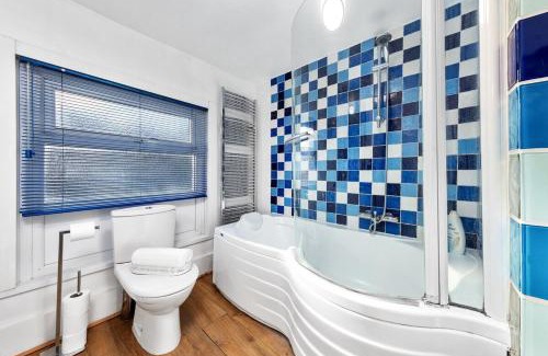 West Kensington Apartment | Balcony Blue Theme 1 Bedroom Central London Luxury Flat Near Hyde Park! Accommodates up to 6! Double Sofa Bed and Next to Station!