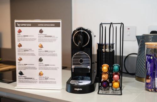 The Westside Apartment | Balcony city view Spacious WiFi Family Contractors