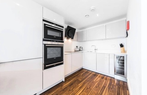 Tower Hill Apartment | Balcony City Views + Rooftop terrace 1GB Wifi perfect for business travel