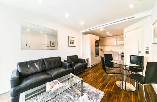 Tower Hill Apartment | Balcony City Views + Rooftop terrace 1GB Wifi perfect for business travel