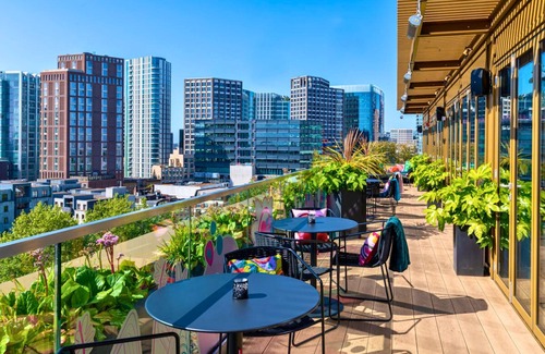 Tower Hill Apartment | Balcony City Views + Rooftop terrace 1GB Wifi perfect for business travel