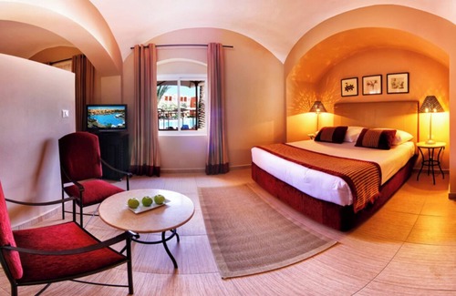 Makadi Bay Resort | Balcony-Equipped Room with Outdoor Pool for a Tranquil Tropical Getaway