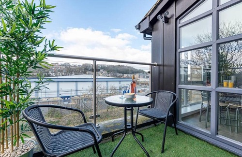 Shipley Apartment | Balcony River View Close to Heritage Saltaire