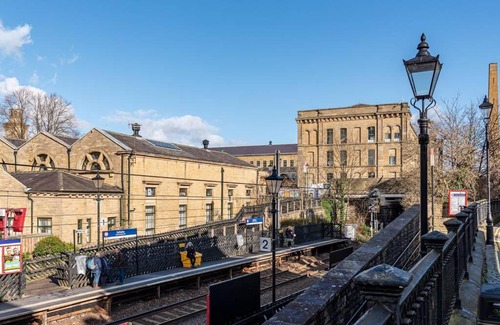 Shipley Apartment | Balcony River View Close to Heritage Saltaire