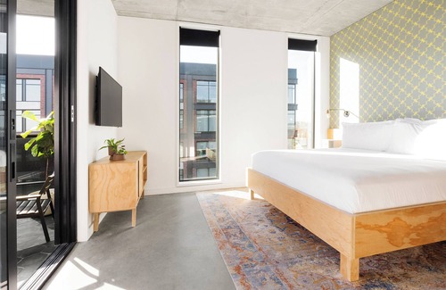 East Cesar Chavez Hotel | Balcony Room at Arrive Austin, City Views, Pets Are Welcome!