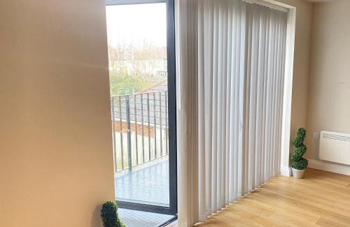 Elmers End Apartment | Balcony Sky- View London Apartment