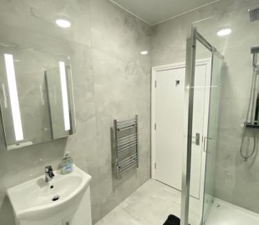 Elmers End Apartment | Balcony Sky- View London Apartment