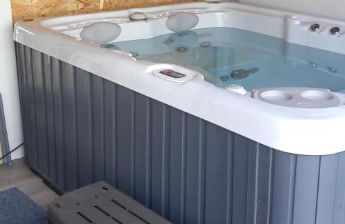 Sheerness House | Bali Hi Cliff Cottage-Sleeps 2-Hot Tub-5MinBeach