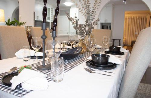 Wendouree House | Ballarat Cozy Cottage for Families, Sleeps 8, Pet Friendly, Big backyard, Parking for 4 cars, Close to Shopping mall