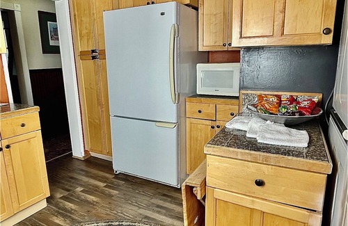 Old Ballard House | Ballard Bunkhouse 2nd flr unit near ent. district. Parking & free level 2 chrgr