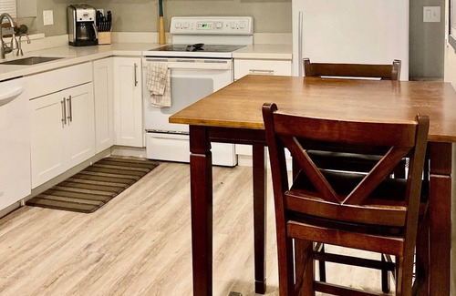 West Woodland Condo | Ballard Condo with in-unit laundry room on 28x bus line