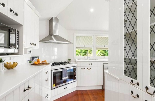 Balmoral House | Balmoral Pool Home|City Skyline Views|Pet Friendly