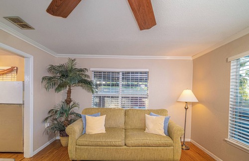 Flour Bluff House | Balmy Blue Beachy Bungalow (Minutes from the Water)