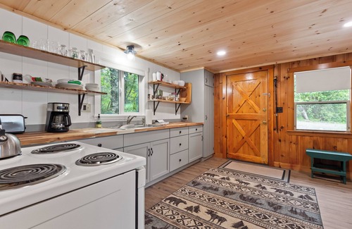 Rangeley Plantation Cottage | Balsam Breeze - cozy cottage on Mooselookmegunic!