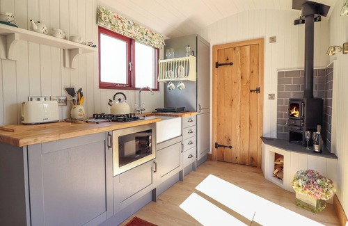 Garthmyl Cottage | BALWEN SHEPHERD'S HUT, romantic, character holiday cottage in Berriew