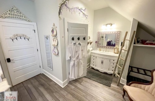 Tuscaloosa Hotel | Bama Bed and Breakfast - Wisteria Suite