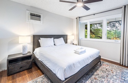South Lamar House | Bamboo Oasis Unit B | Great for Groups, 15 mins to Downtown