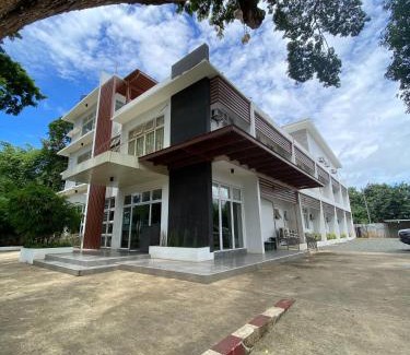 Puerto Princesa City Centre Hotel | Bambu Suites