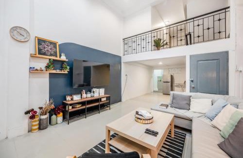 Phra Khanong Villa | Bangkok Group Haven - 6BR Bangchak BTS 12 sleeps RB1