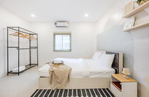 Phra Khanong Villa | Bangkok Group Haven - 6BR Bangchak BTS 12 sleeps RB1