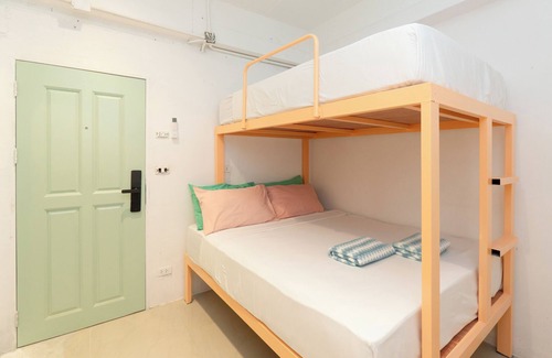 Chana Songkhram Hotel | Bangkok Stay for Friends & Solo, 5-Min Walk to Khaosan Rd., Cool A/C, Free WiFi