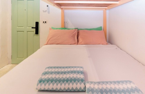 Chana Songkhram Hotel | Bangkok Stay for Friends & Solo, 5-Min Walk to Khaosan Rd., Cool A/C, Free WiFi