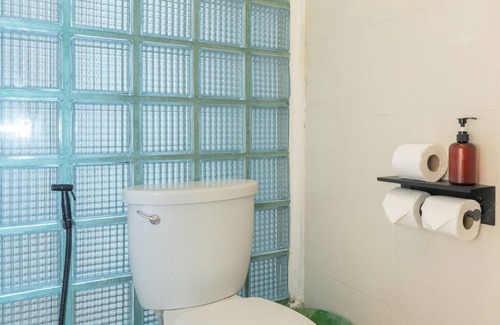 Chana Songkhram Hotel | Bangkok Stay for Friends & Solo, 5-Min Walk to Khaosan Rd., Cool A/C, Free WiFi