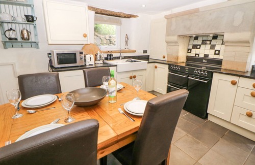Hope Valley Cottage | BANK COTTAGE, pet friendly, with open fire in Bradwell