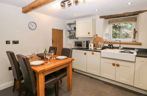 Hope Valley Cottage | BANK COTTAGE, pet friendly, with open fire in Bradwell