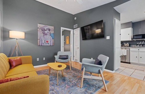 Zilker Condo | Banksy Bungalow in Zilker close to Downtown